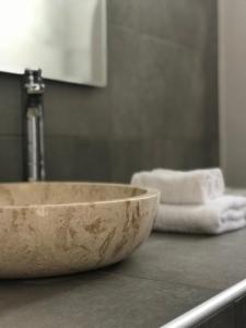 Bathroom sa Elia Residences Santorini