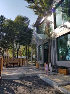 塞凡Jrahars Resort的站在建筑前的小女孩