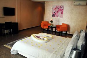een cake bovenop een bed in een kamer bij Ubay Hotel in Rabat