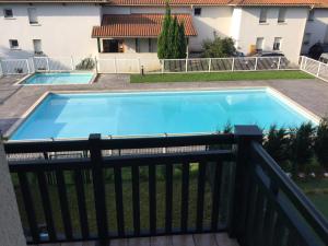 einen Pool auf einem Balkon mit einem Zaun in der Unterkunft Port Bidassoa - T2 Coquet, Parking, Lit XXL, wifi, près de la gare in Hendaye