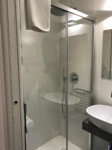 ボローニャにあるCasa Salbego B&Bのバスルーム(ガラス張りのシャワー、シンク付)