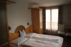 Łóżko lub łóżka w pokoju w obiekcie Pension Lachmayr