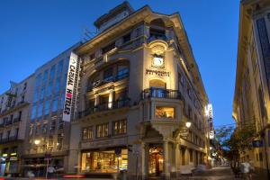 um edifício com um relógio na lateral em Casual del Teatro Madrid em Madrid