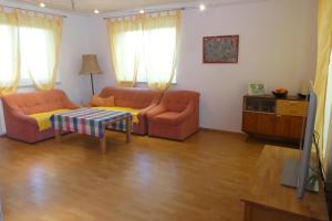ein Wohnzimmer mit 2 Sofas und einem Tisch in der Unterkunft Narrenhaus in Fohnsdorf