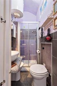 łazienka z toaletą, umywalką i prysznicem w obiekcie La Mole Sweet Studio w Turynie
