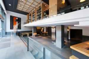 eine offene Küche und ein Esszimmer mit einer Bar in der Unterkunft Hotel Jazz in Barcelona