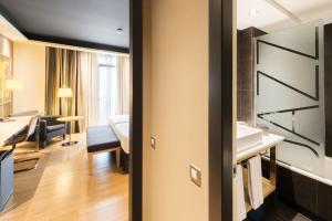 Zimmer mit Waschbecken und Schreibtisch in der Unterkunft Hotel Jazz in Barcelona + 37 Fotos