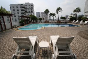 Bazén v ubytování Baiyoke Suite Hotel nebo v jeho okolí