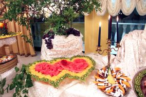 una mesa con un pastel con un corazón en ella en Hotel Riva Del Sole en Porto Cesareo