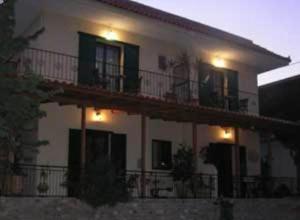 ein Gebäude mit einem Balkon, der beleuchtet ist in der Unterkunft Villa Manolis in Tolo + 16 Fotos