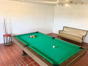 Biliár nebo kulečník v ubytování Tryde 1303 B&B på Österlen