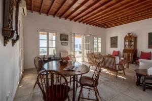 sala de estar con mesa y sillas en Traditional Town Home with Amazing View! en Mykonos ciudad