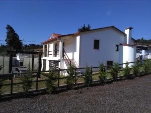 een wit huis met een hek ervoor bij Sicó In and Out in Penela