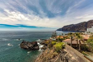 プエルト・デ・サンティアゴにある2BED Ocean Apartment in Los Gigantesの海と岩の海岸線の空中風景