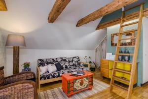 - un salon avec un canapé et des lits superposés dans l'établissement Old Town Square Apartments by Michal&Friends, à Prague