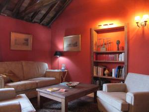 
a living room filled with furniture and a coffee table at Haciendas del Valle - Las Kentias in Valle de Guerra
