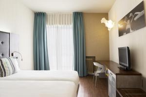 Телевизор и/или развлекательный центр в Petit Palace Tamarises