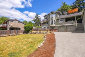 Gallery image of Mercer Island- Mt Saint Helens Room in Mercer Island