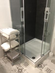 a bathroom with a shower with a glass shower stall at Puerta Trujillo in Plasencia