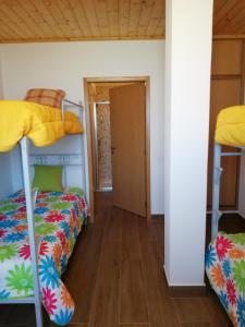 a room with two bunk beds and a hallway at Sol Mar in Odeceixe