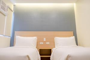Ein Bett oder Betten in einem Zimmer der Unterkunft Bridge Hotel
