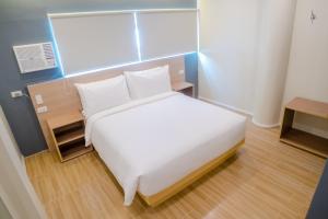 Ein Bett oder Betten in einem Zimmer der Unterkunft Bridge Hotel