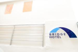 Ein Zertifikat, Auszeichnung, Logo oder anderes Dokument, das in der Unterkunft Bridge Hotel ausgestellt ist