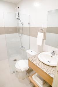 Ein Badezimmer in der Unterkunft Bridge Hotel
