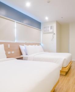 Un pat sau paturi într-o cameră la Bridge Hotel