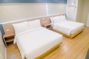 Ein Bett oder Betten in einem Zimmer der Unterkunft Bridge Hotel