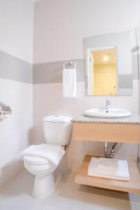 Ein Badezimmer in der Unterkunft Bridge Hotel