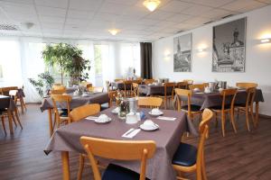 a dining room with tables and chairs in a restaurant at Hotel Berliner Ring in Bamberg