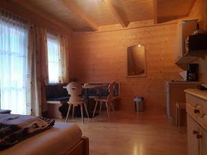 ein Zimmer mit einem Tisch und Stühlen in einer Hütte in der Unterkunft Appartement Gugganig in Flattach
