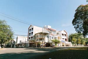 un bâtiment situé sur le côté d'une rue dans l'établissement Minh Nhung Hotel, à Bảo Lộc