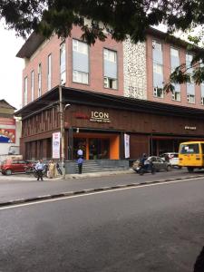 un edificio en la esquina de una calle con una tienda en ICON Boutique by Bhagini, en Bangalore