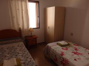 タリファにあるLas Cañas Luisaの小さなベッドルーム(ベッド1台、窓付)