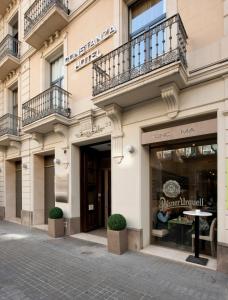 ein Geschäft vor einem Gebäude in der Unterkunft Hotel Constanza in Barcelona