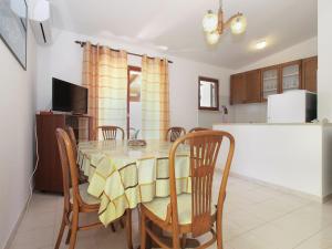 Kuchyň nebo kuchyňský kout v ubytování Apartments Luciano 1728