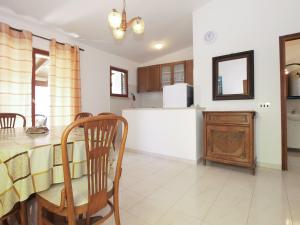 Kuchyň nebo kuchyňský kout v ubytování Apartments Luciano 1728