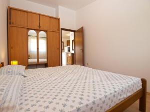 Postel nebo postele na pokoji v ubytování Apartments Luciano 1728