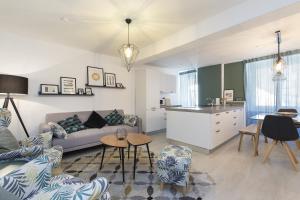 sala de estar con sofá y cocina en Honeymoon Apartment by Quokka 360 - romance by the lake, en Morcote