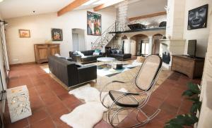 a living room with a couch and a table at La villa bella in Abzac
