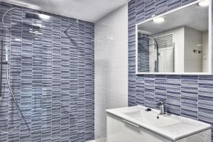 アリカンテにあるBeferent Riscal 3 Alicante Centroのバスルーム(シンク、鏡、シャワー付)