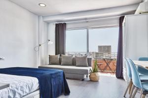 アリカンテにあるBeferent Riscal 3 Alicante Centroのベッドルーム1室(ベッド1台、ソファ、窓付)