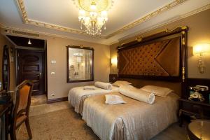 Postel nebo postele na pokoji v ubytování Ottoman's Life Hotel S Class