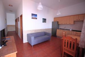 a living room with a blue couch in a kitchen at MONTAÑA VALLES DE ORTEGA -D in Antigua