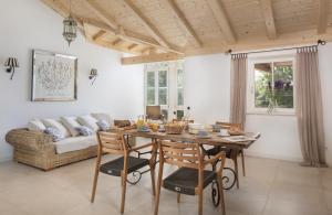 a living room with a table and chairs and a couch at Ferienwohnung Chiemsee in Breitbrunn am Chiemsee