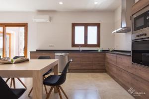 kuchnia z drewnianym stołem i drewnianym blatem w obiekcie Moli den Sion w mieście Sa Pobla