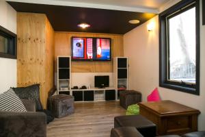 Телевизор и/или развлекательный центр в Feathertop Alpine Lodge
