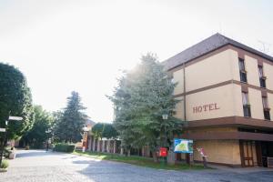 ein Gebäude mit einem Hotel an der Straßenseite in der Unterkunft Hotel Oroszlán Szigetvár in Szigetvár